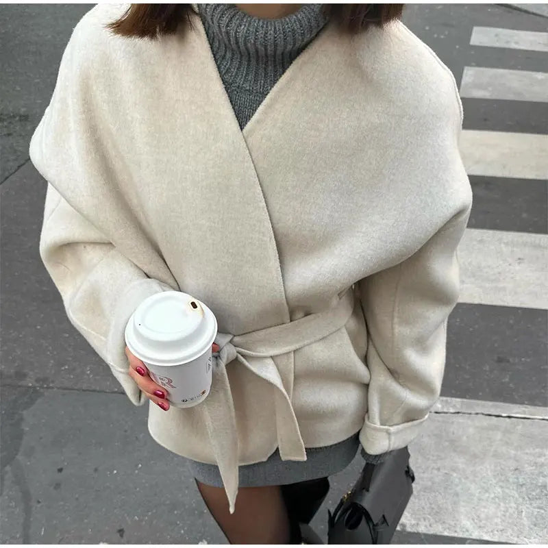 Veste Élégante en Laine pour Femme – Style Streetwear avec Col V et Ceinture - Reflet Paris