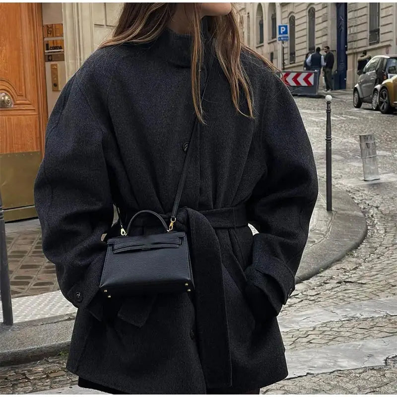 Manteau Long en Laine pour Femme – Col Haut avec Ceinture et Boutonnage Simple - Reflet Paris