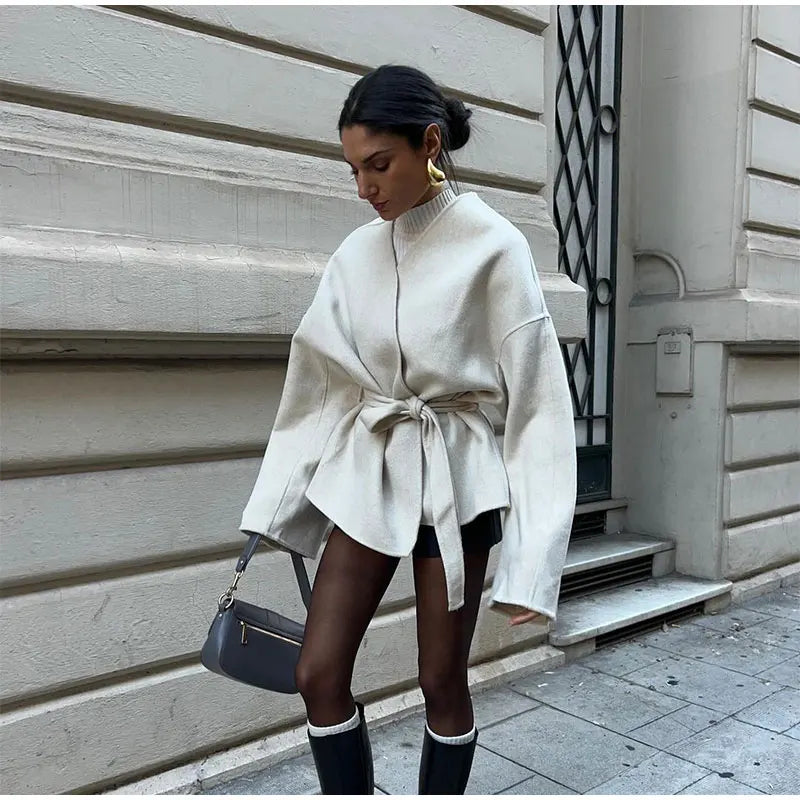 Veste Élégante en Laine pour Femme – Style Streetwear avec Col V et Ceinture - Reflet Paris
