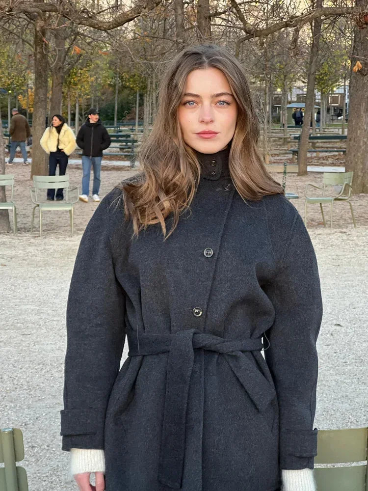 Manteau Long en Laine pour Femme – Col Haut avec Ceinture et Boutonnage Simple - Reflet Paris
