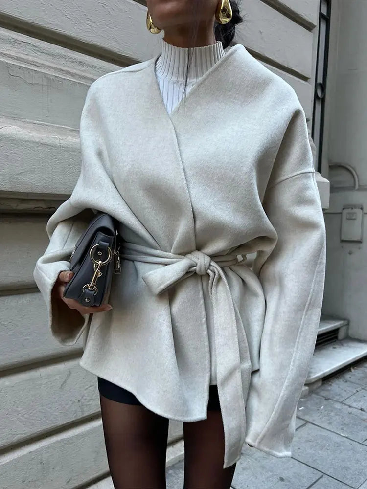 Veste Élégante en Laine pour Femme – Style Streetwear avec Col V et Ceinture - Reflet Paris