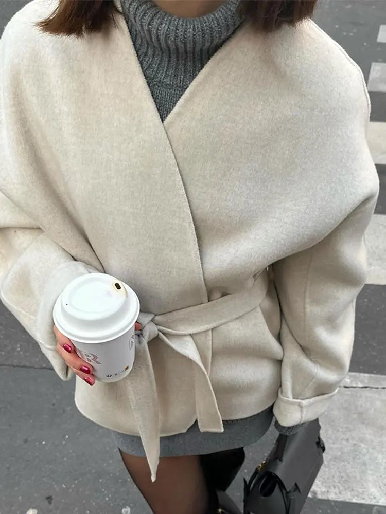 Veste Élégante en Laine pour Femme – Style Streetwear avec Col V et Ceinture - Reflet Paris