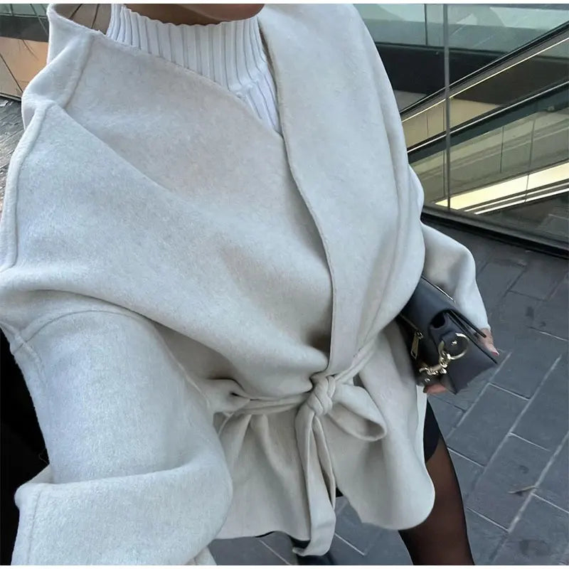 Veste Élégante en Laine pour Femme – Style Streetwear avec Col V et Ceinture - Reflet Paris