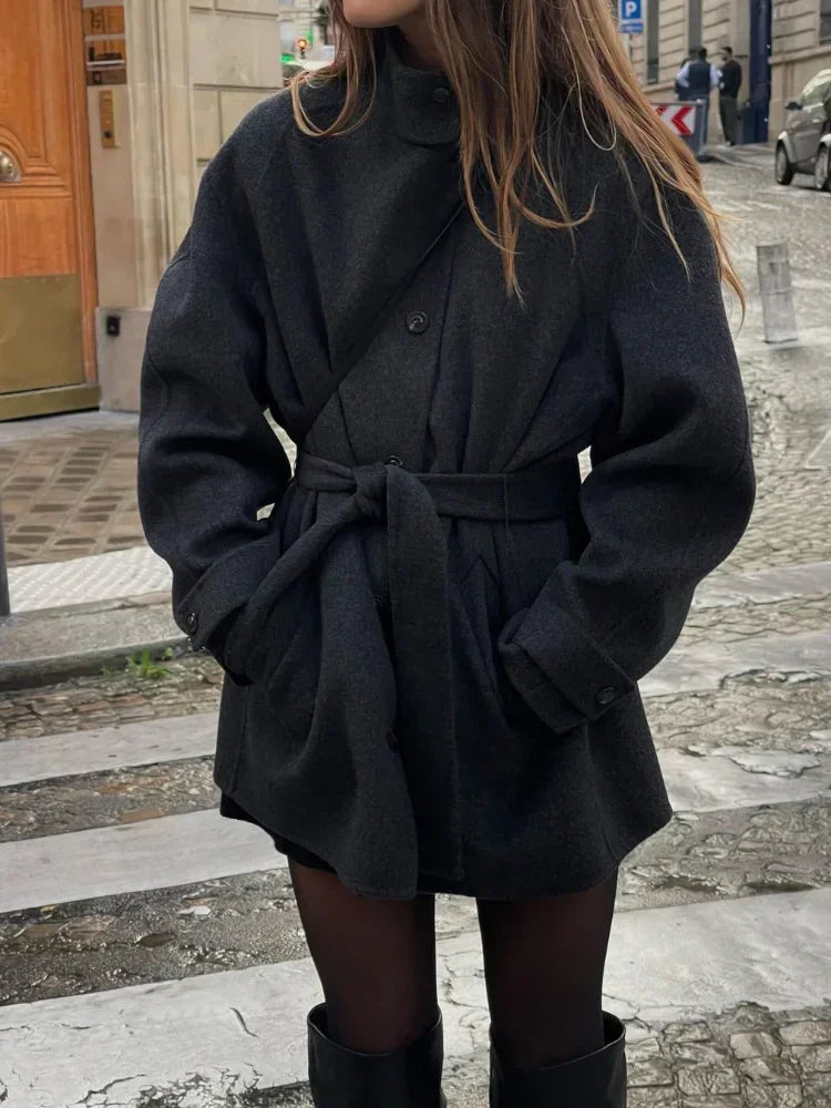 Manteau Long en Laine pour Femme – Col Haut avec Ceinture et Boutonnage Simple - Reflet Paris
