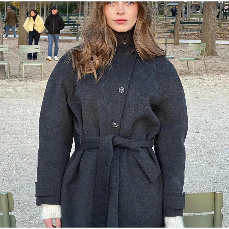 Manteau Long en Laine pour Femme – Col Haut avec Ceinture et Boutonnage Simple - Reflet Paris
