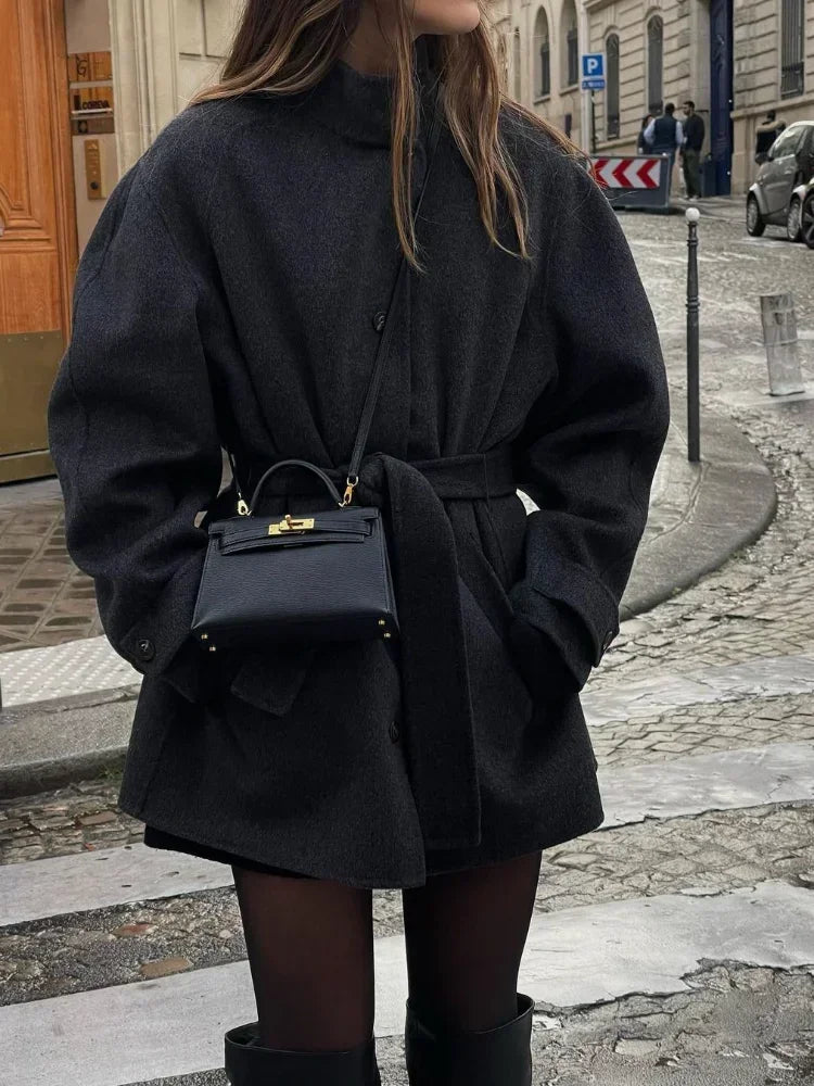 Manteau Long en Laine pour Femme – Col Haut avec Ceinture et Boutonnage Simple - Reflet Paris