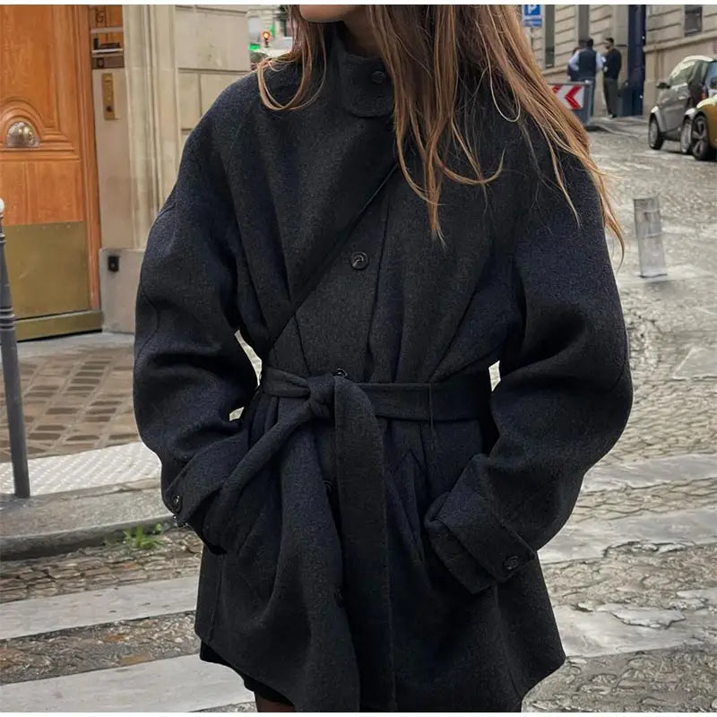 Manteau Long en Laine pour Femme – Col Haut avec Ceinture et Boutonnage Simple - Reflet Paris