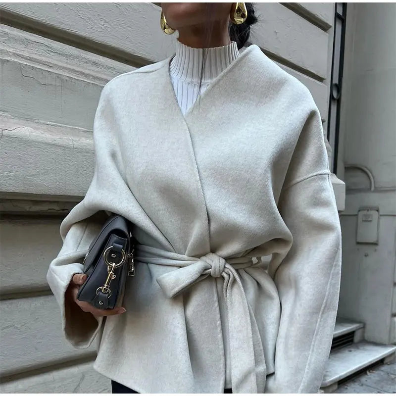 Veste Élégante en Laine pour Femme – Style Streetwear avec Col V et Ceinture - Reflet Paris