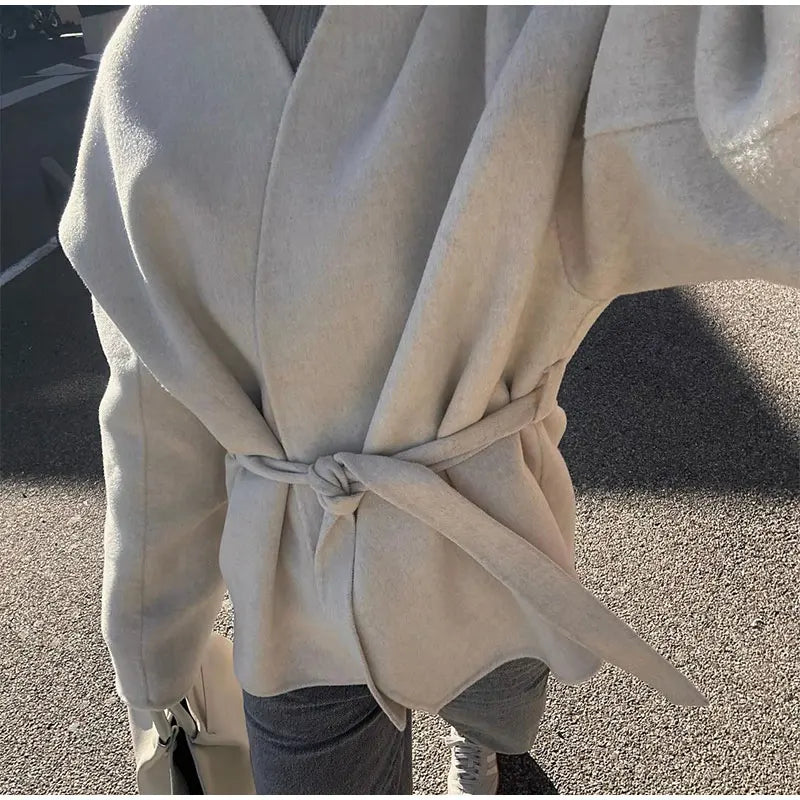 Veste Élégante en Laine pour Femme – Style Streetwear avec Col V et Ceinture - Reflet Paris