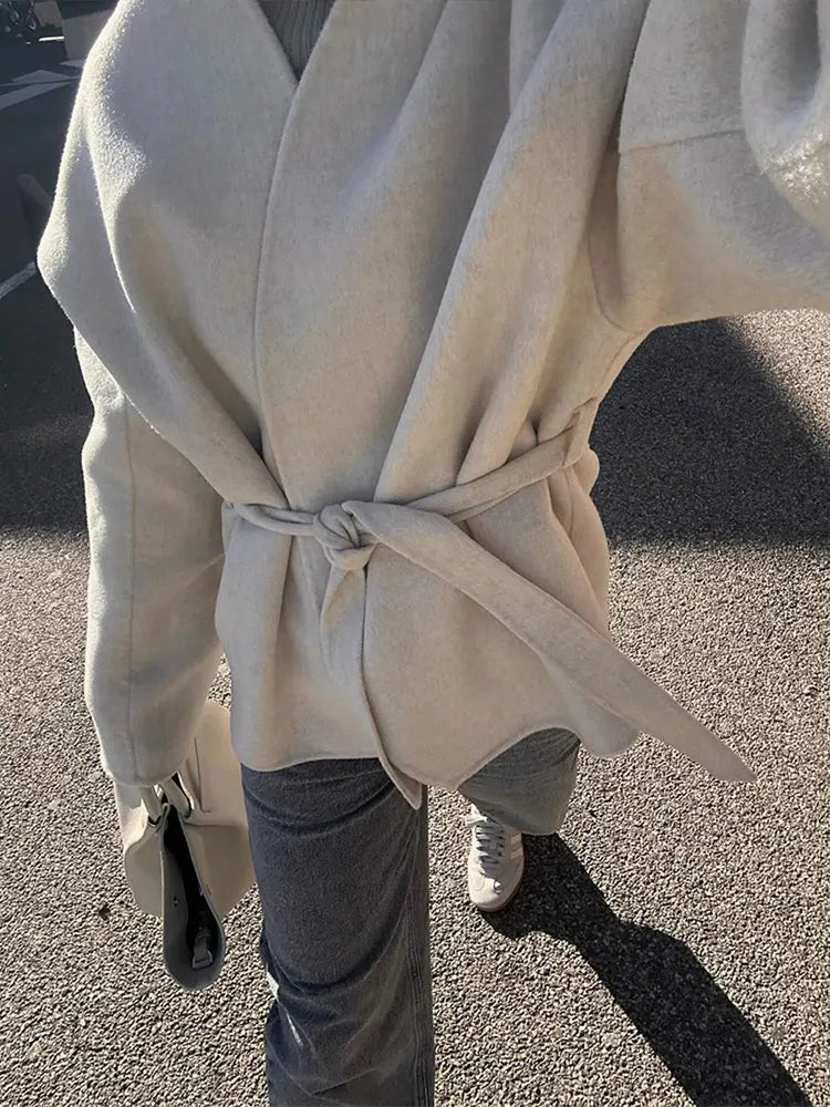 Veste Élégante en Laine pour Femme – Style Streetwear avec Col V et Ceinture - Reflet Paris