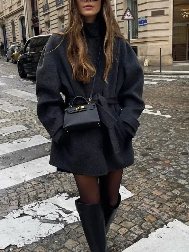 Manteau Long en Laine pour Femme – Col Haut avec Ceinture et Boutonnage Simple - Reflet Paris