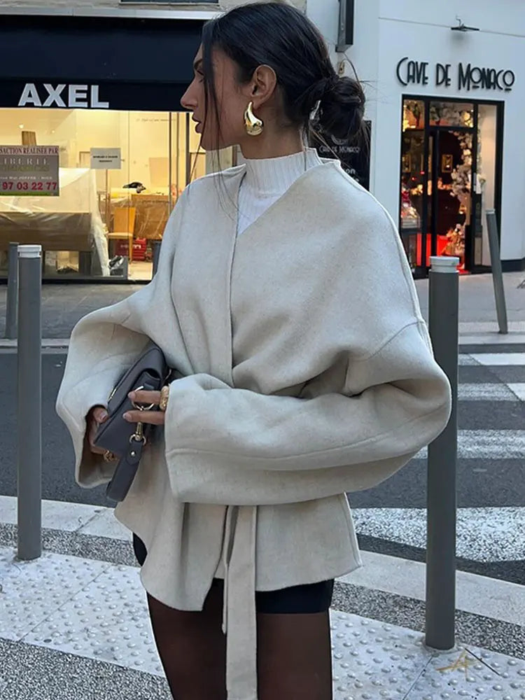 Veste Élégante en Laine pour Femme – Style Streetwear avec Col V et Ceinture - Reflet Paris