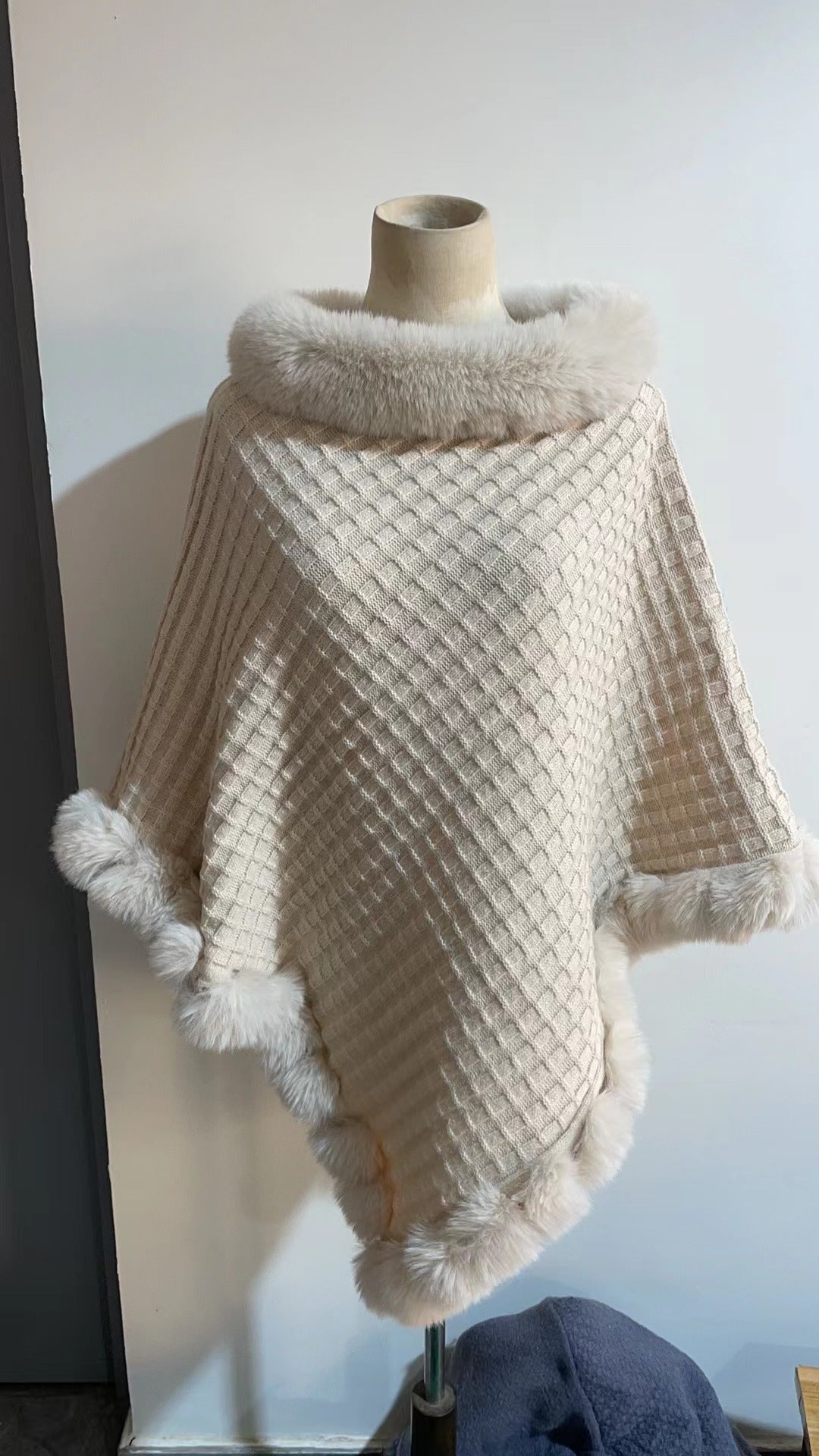 Rexia : Châle en Fourrure de Lapin Rex avec Col, Cape de Luxe pour Femme - Reflet Paris